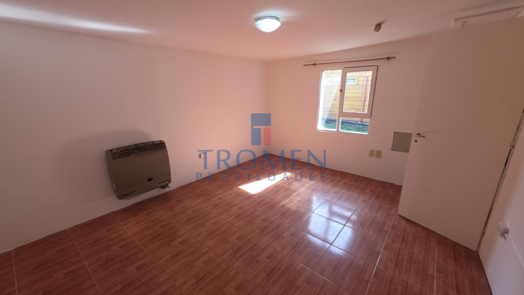 Casa de 2 dorm. A 1 cuadra de Esandi