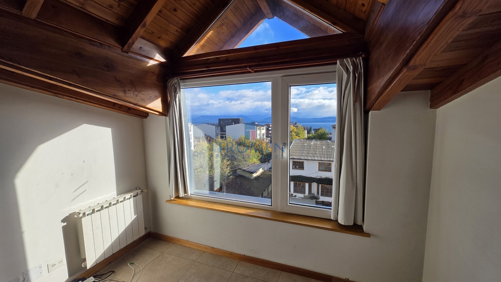 Excelente Monoambiente Apto Turistico. Con vista parcial al lago.