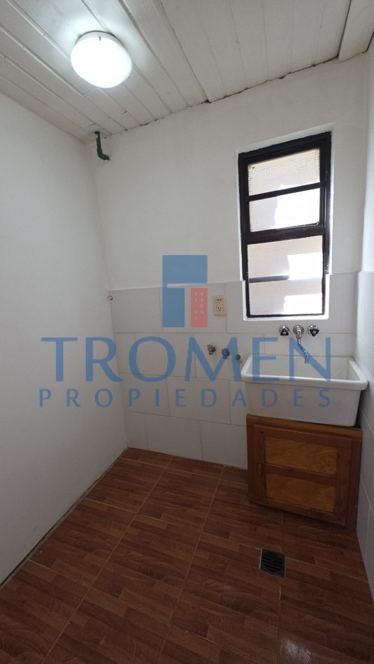 Casa de 2 dorm. A 1 cuadra de Esandi