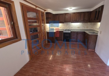 Casa de 2 dorm. A 1 cuadra de Esandi